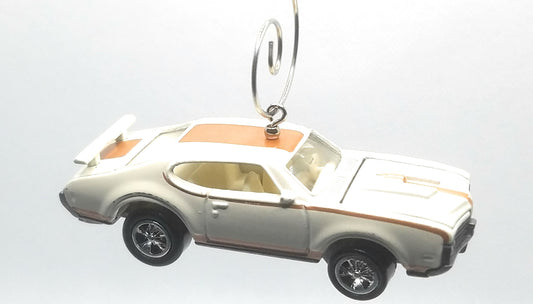 1969 Oldsmobile Olds 442 White with Stripe Christmas Ornament